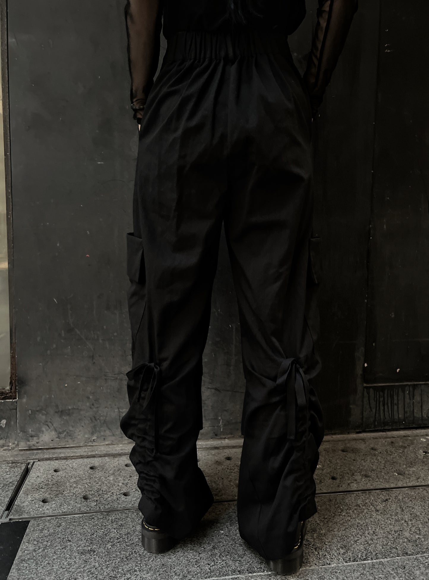 【超顯長腿！】Back ribbon cargo pants/ black