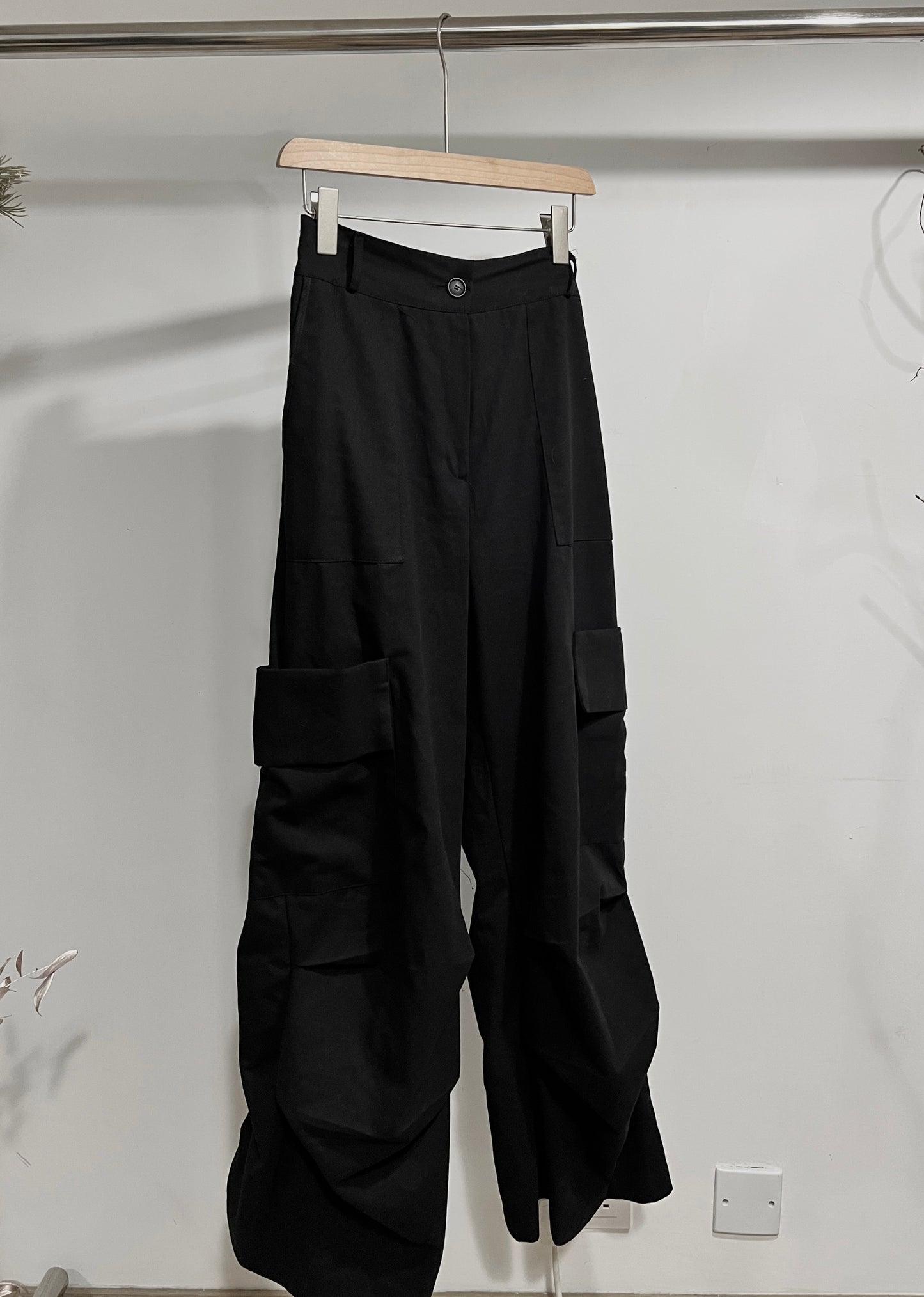 【超顯長腿！】Back ribbon cargo pants/ black