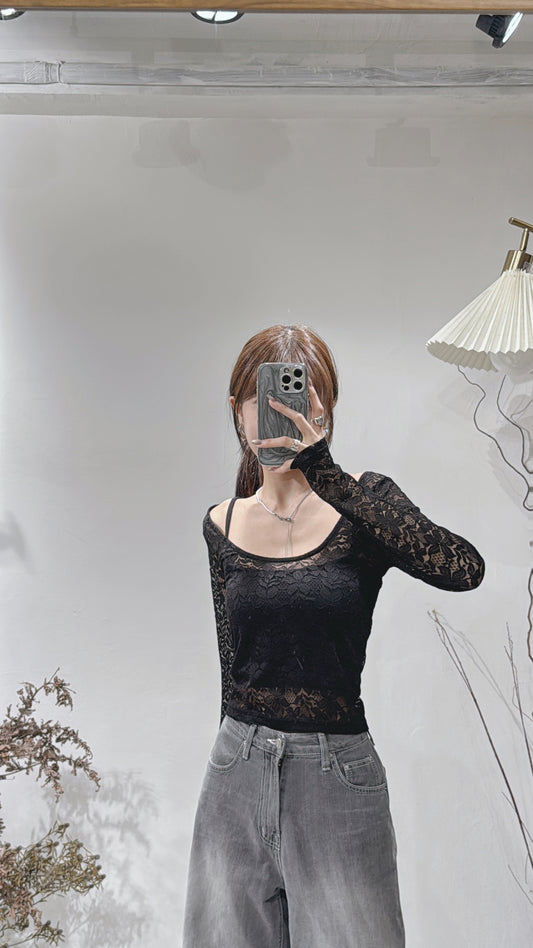 [ 人人都變直角肩！] Lace U-neck top / black